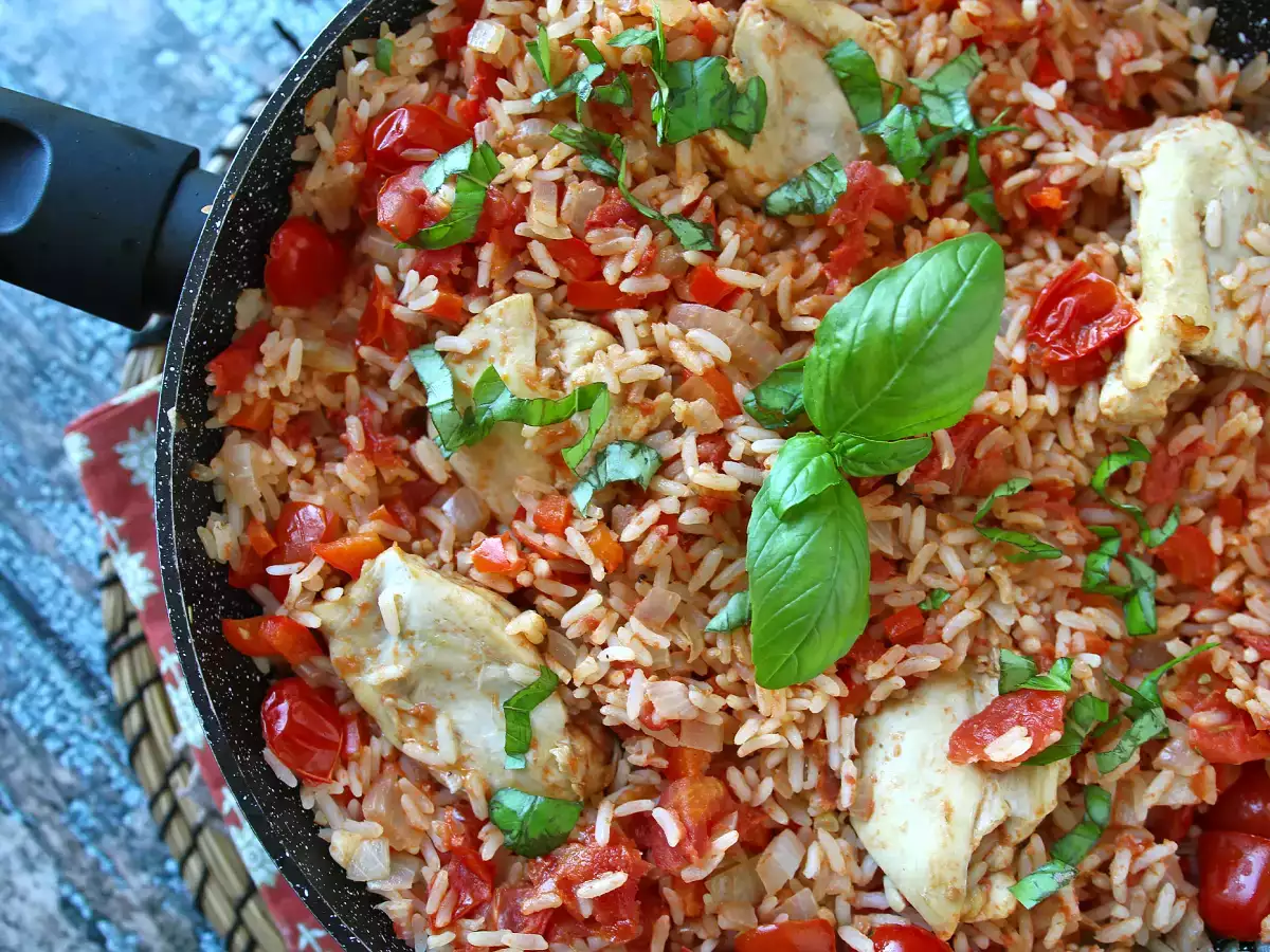 Eintopf mit Hähnchen, Reis mit Tomaten und Paprika - foto 2