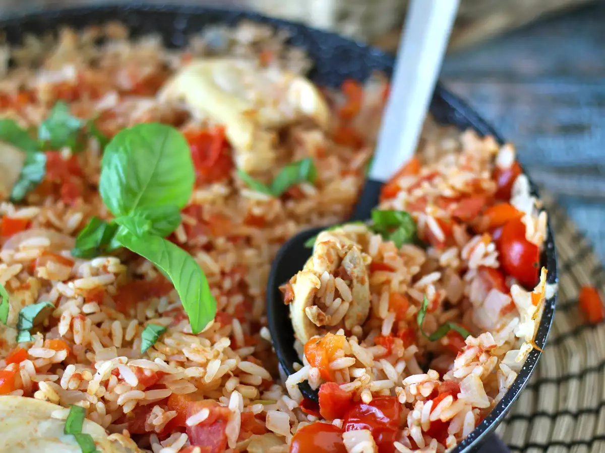 Eintopf mit Hähnchen, Reis mit Tomaten und Paprika - foto 3