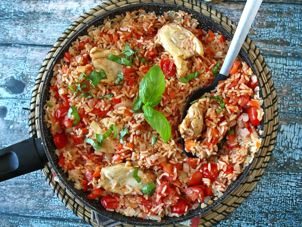 Eintopf mit Hähnchen, Reis mit Tomaten und Paprika - foto 5