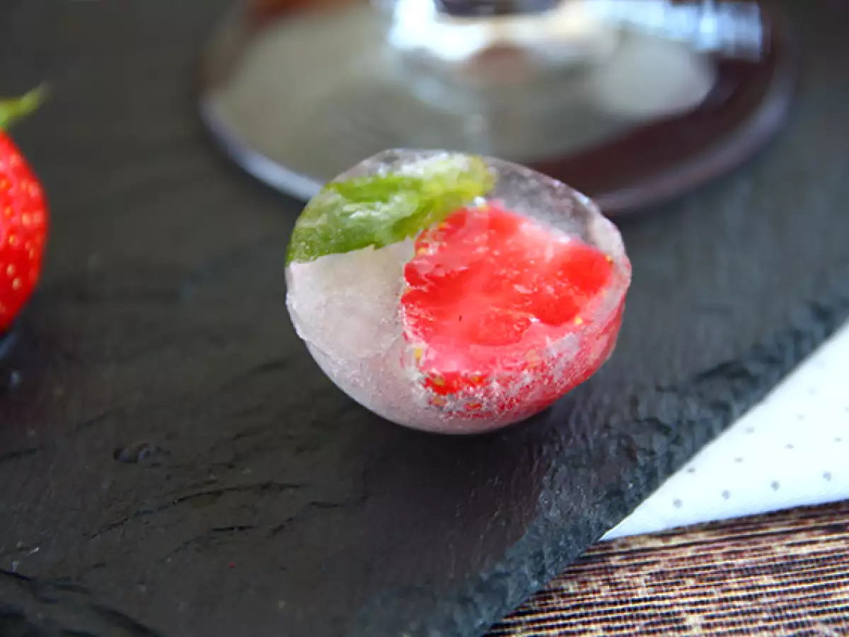 Eiswürfel mit roten Beeren