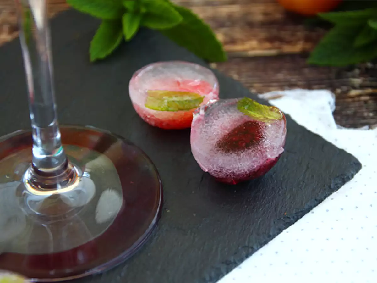 Eiswürfel mit roten Beeren - foto 2