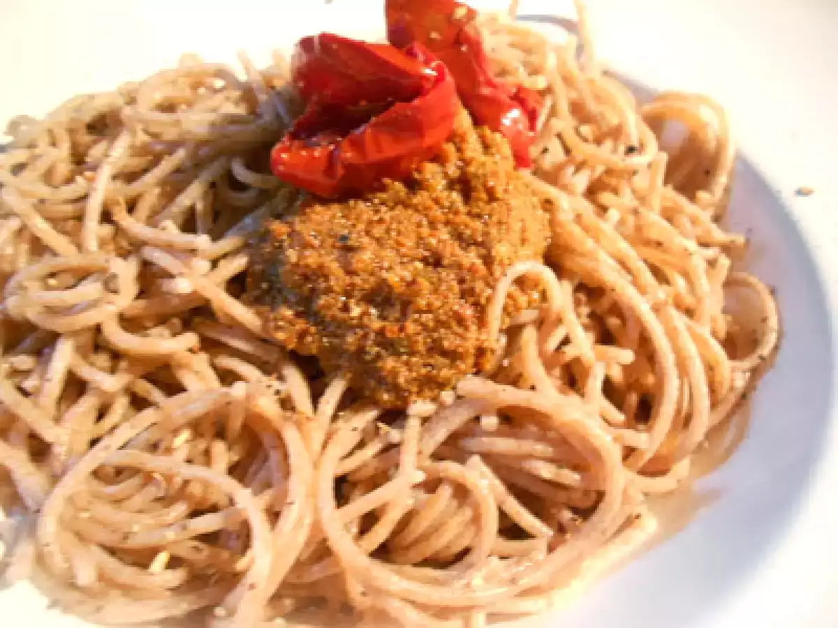 Emmer Urkornnudeln mit Pesto von getrockneten Tomaten