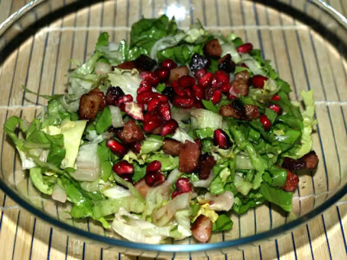 Endiviensalat mit Granatapfelkernen und geräuchertem Bauch