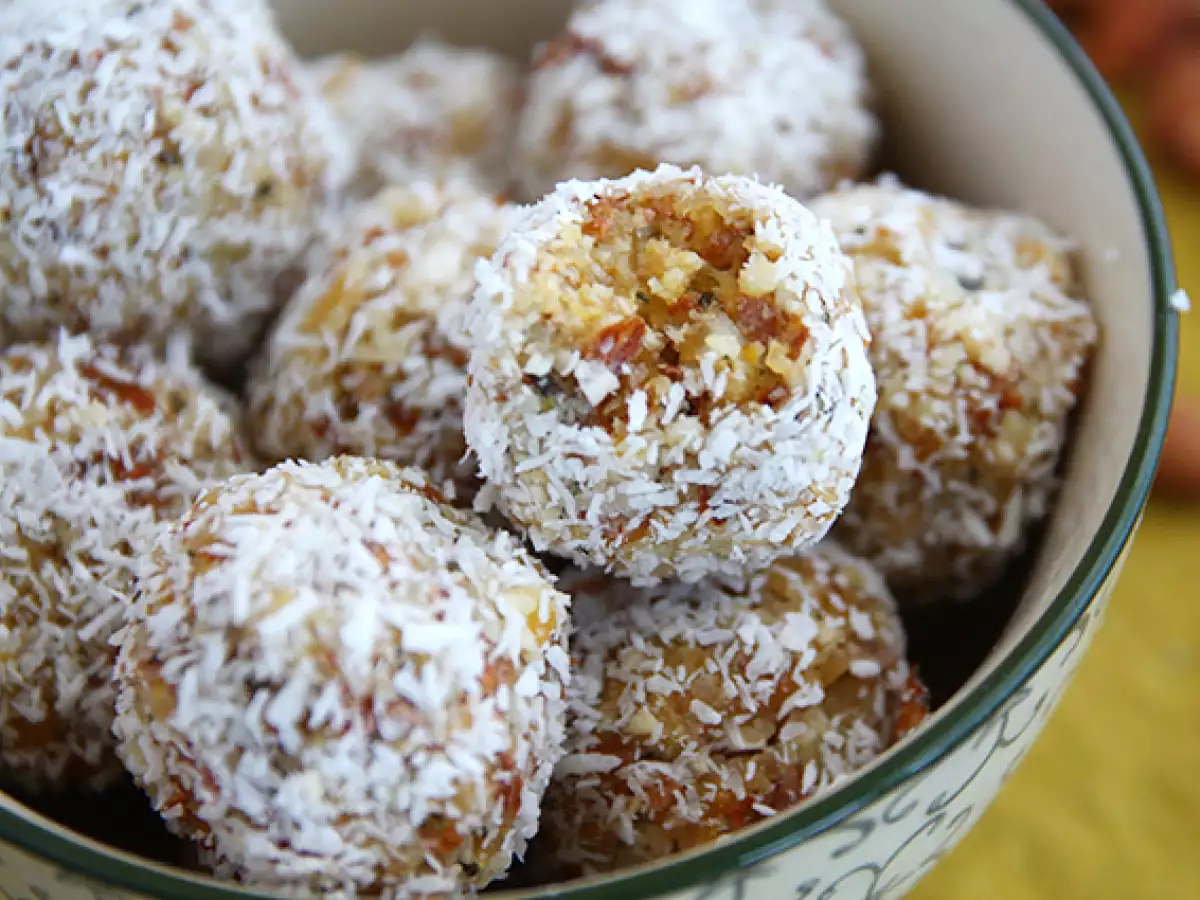 Energy Balls mit getrockneten Aprikosen, grünem Tee und Kokosraspeln - foto 2