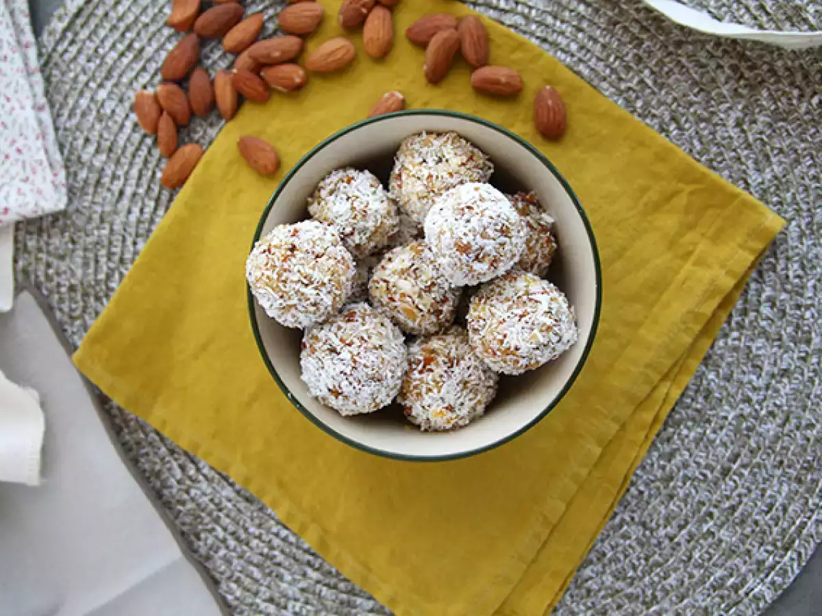 Energy Balls mit getrockneten Aprikosen, grünem Tee und Kokosraspeln - foto 3