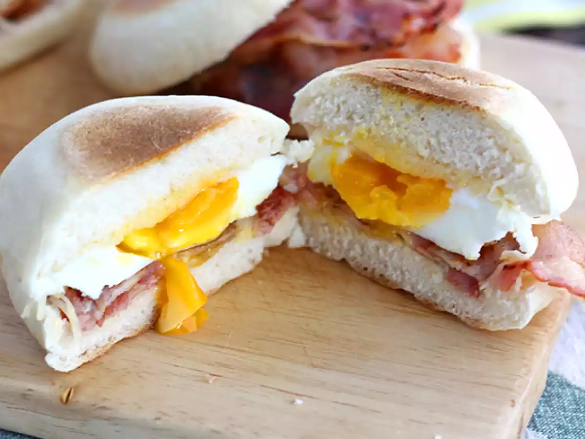 Englische Muffins mit Ei und Speck - foto 4