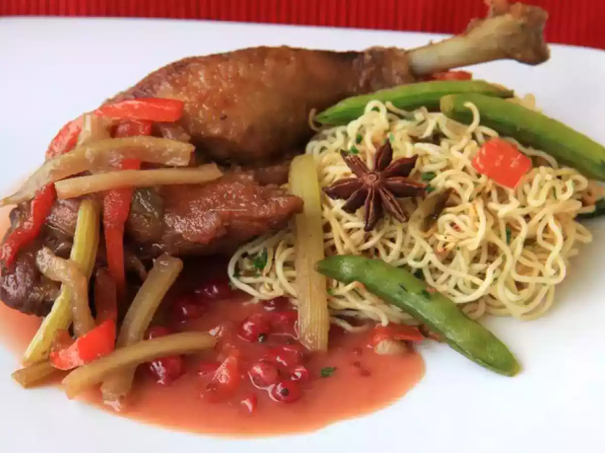 Entenkeulen mit Johannisbeersaft und Singapurnudeln