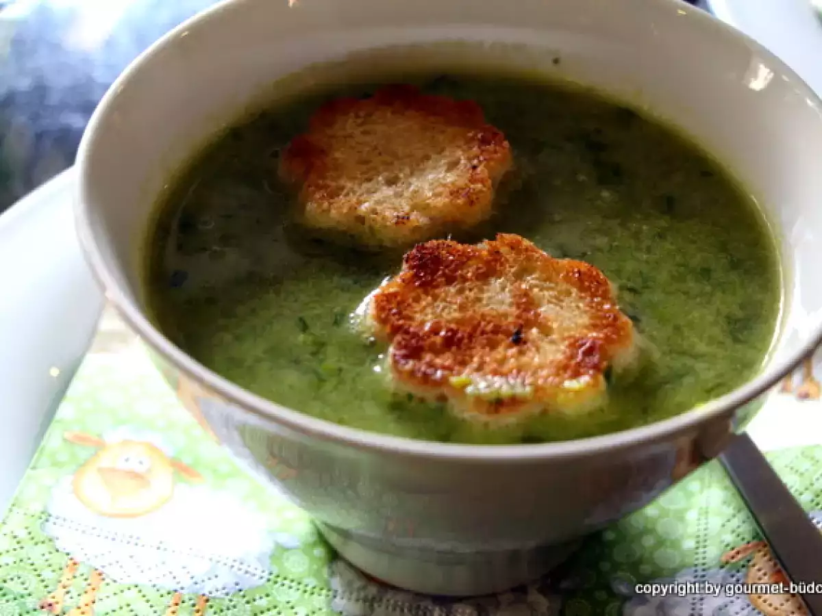 Erbsenminzsuppe mit Blümchencroutons…