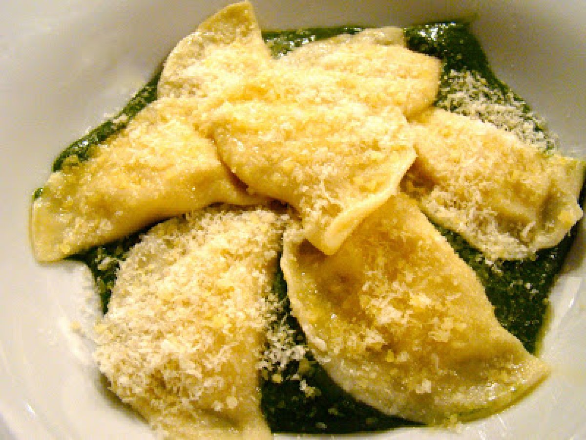 Erdäpfelravioli mit Vogerlsalatsauce