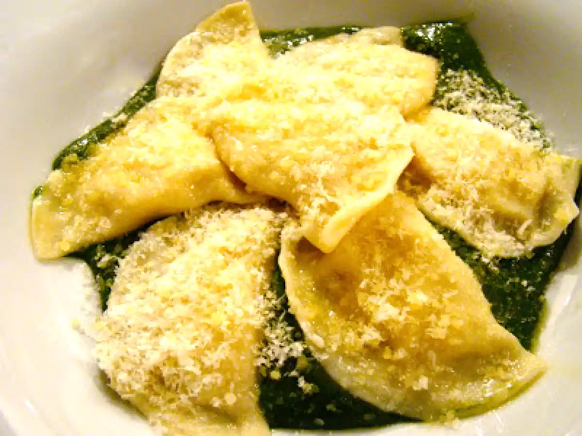 Erdäpfelravioli mit Vogerlsalatsauce