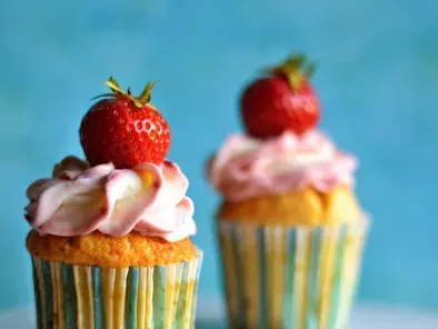 Erdbeer Cupcakes mit Erdbeercurd-Füllung