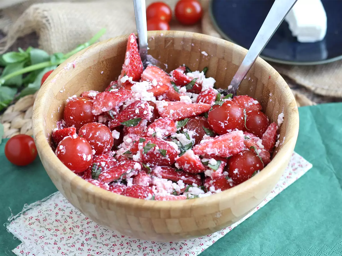 Erdbeer-Tomaten-Salat mit Feta und Basilikum