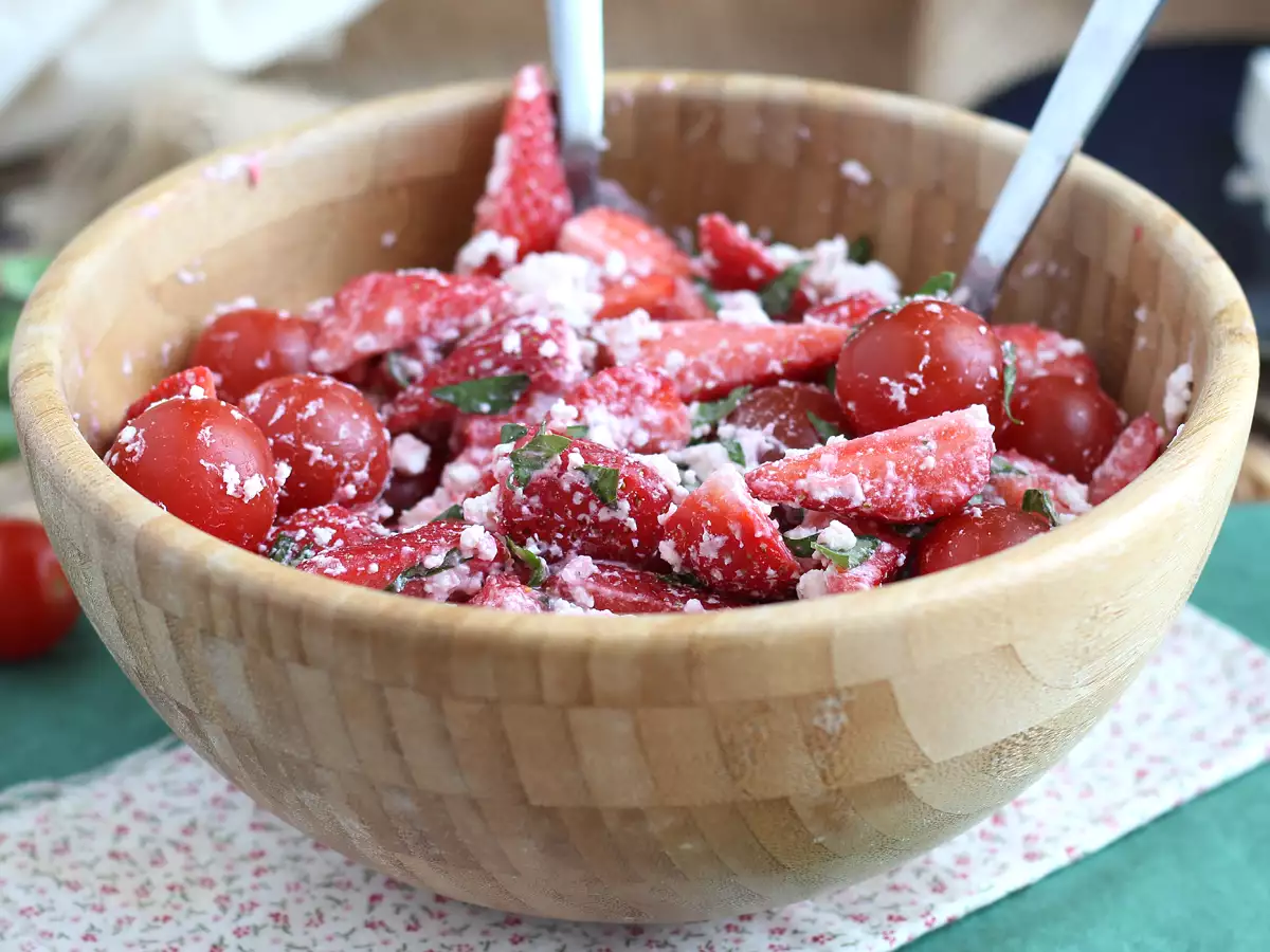 Erdbeer-Tomaten-Salat mit Feta und Basilikum - foto 2
