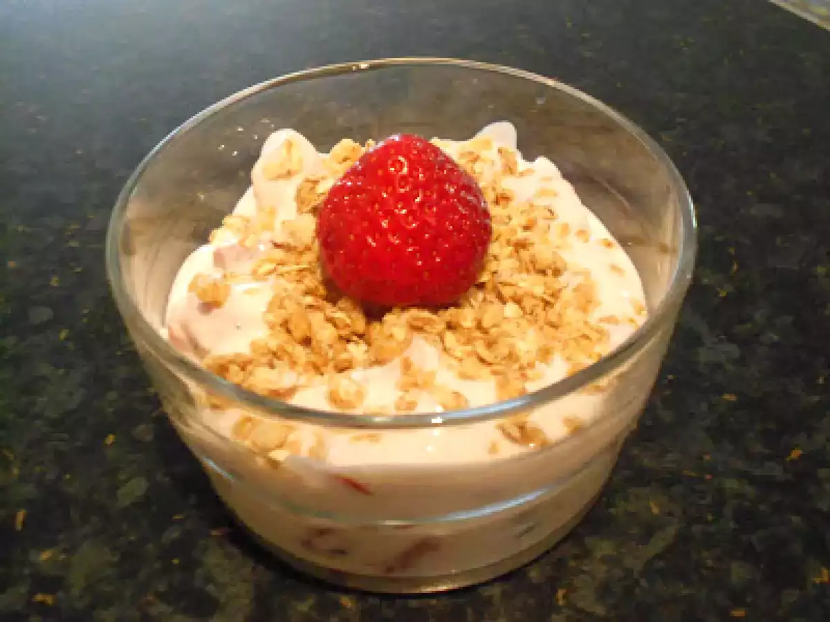 Erdbeeren in Quark ~ Joghurtcreme mit Cocos ~ Crunchy ~ Müsli