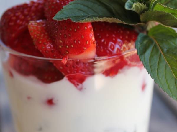 Erdbeeren mit Limonen-Minze-Quark