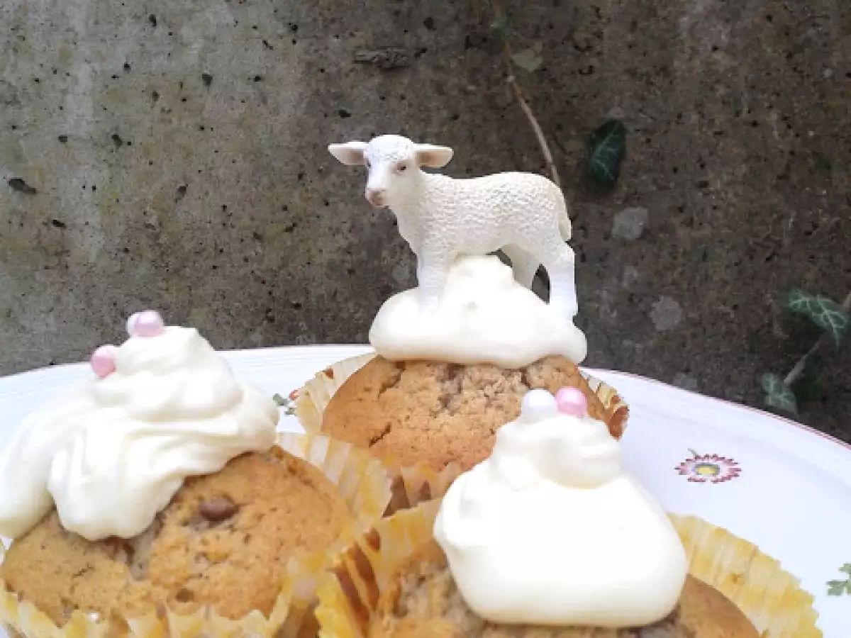 Erdbeerschokoladen-Cupcakes mit Eierlikör-Frosting