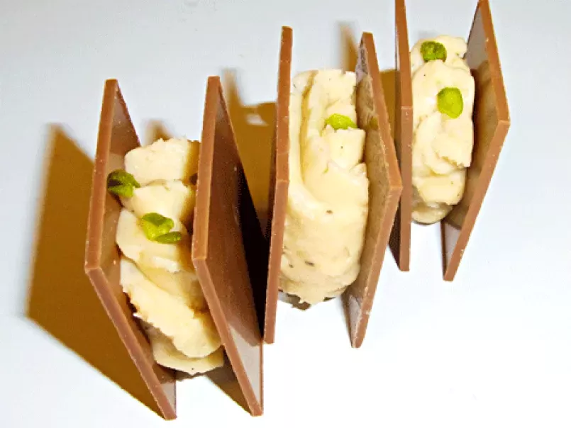 Erdnuss-Pralinenmasse aus weißer Schokolade in Schokotäfelchen - foto 2