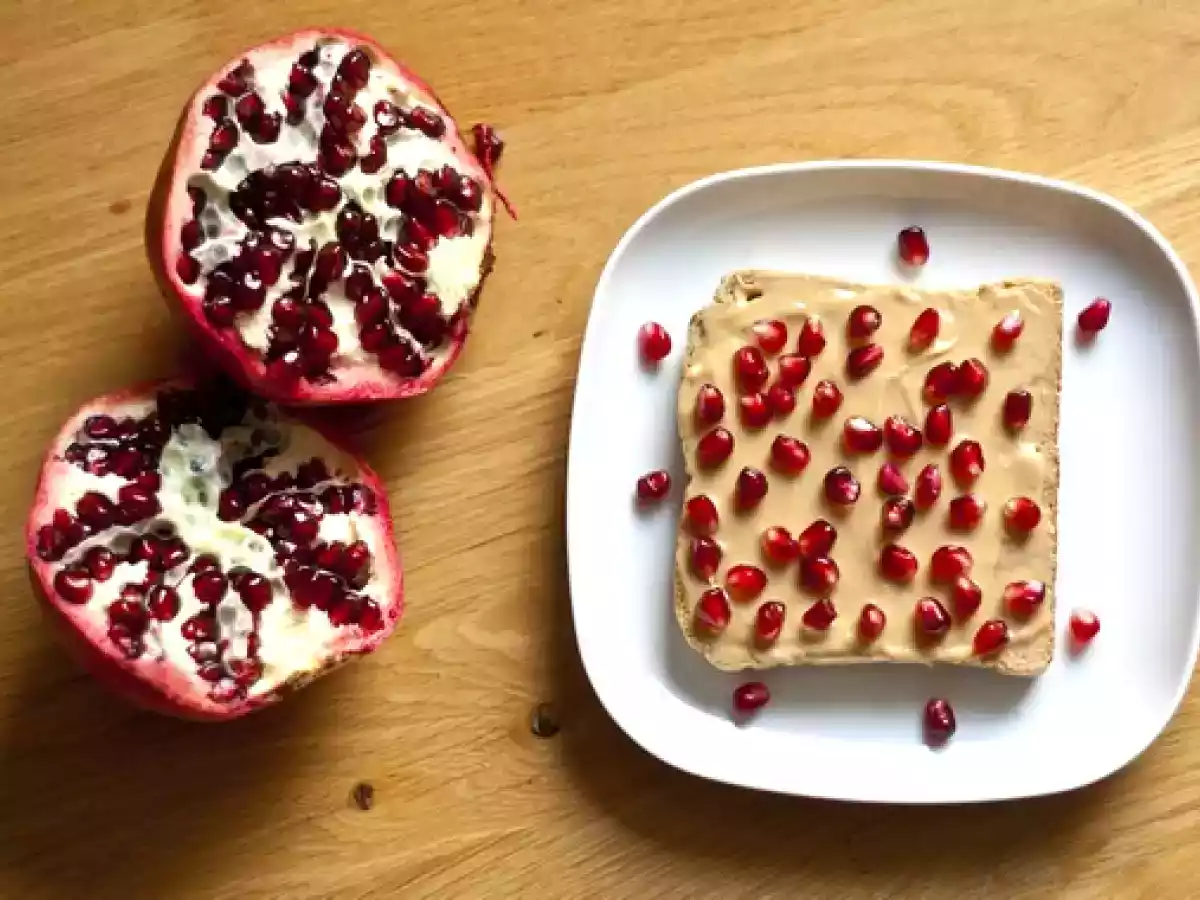 Erdnussbutter und Granatapfel Toast