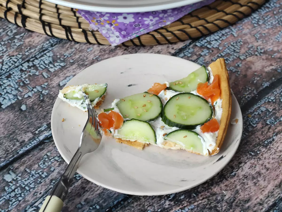 Erfrischende Sommertarte mit Ricotta, Gurke und Räucherlachs - foto 2