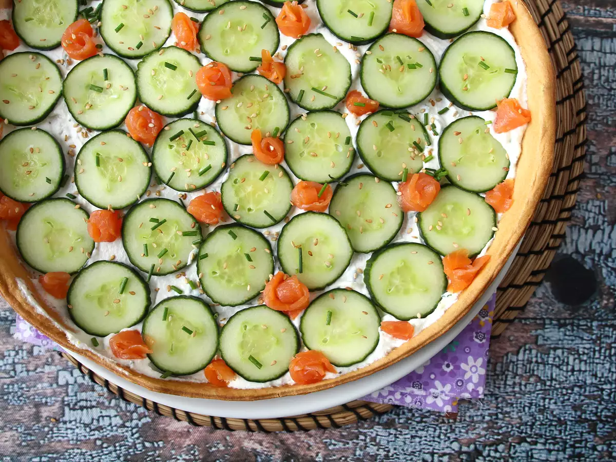 Erfrischende Sommertarte mit Ricotta, Gurke und Räucherlachs - foto 3