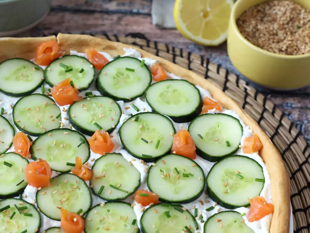Erfrischende Sommertarte mit Ricotta, Gurke und Räucherlachs - foto 5