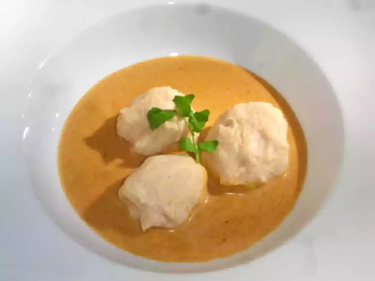 Es geht auch rund: Quenelles vom Wolfsbarsch mit Garnelensauce