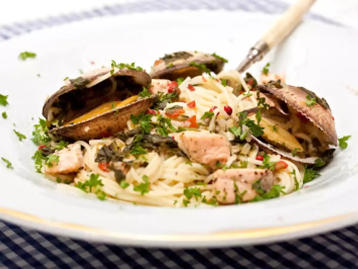 Etwas neues entdeckt: Meermandeln, zubereitet mit Spinat-Limetten-Pasta und Lachs