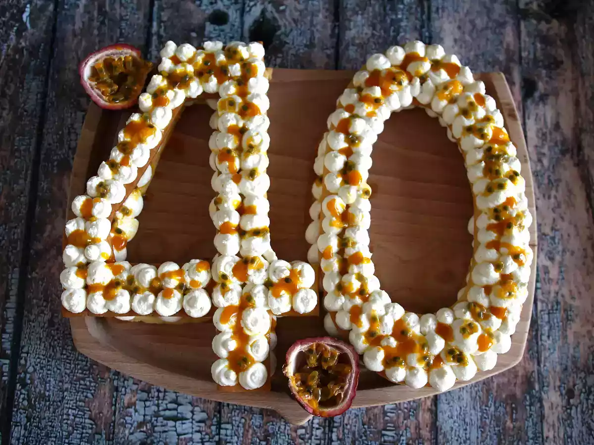 Exotischer Number cake mit Mango und Passionsfrucht