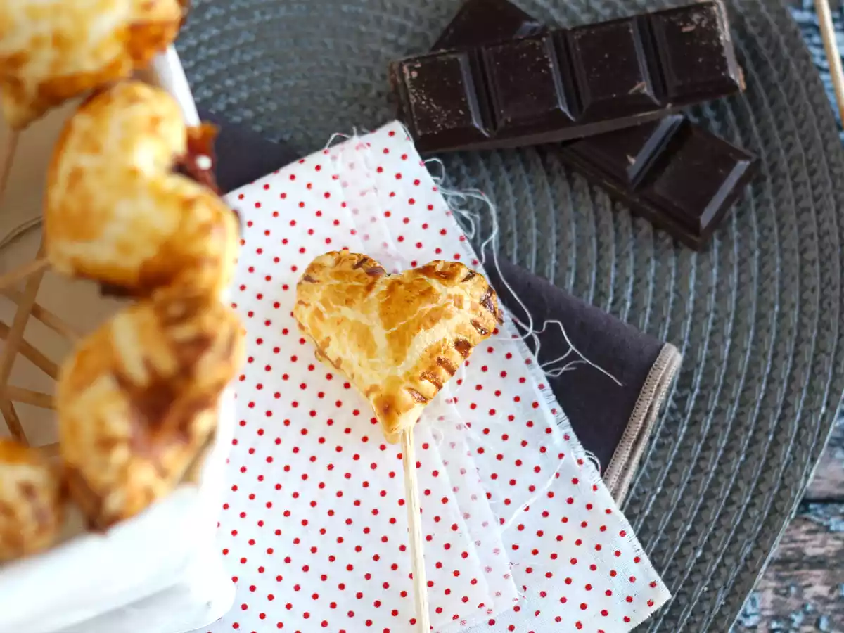 Extra knusprige Blätterteig-Herzen-Pie-Pops mit Himbeere und Schokolade - foto 2