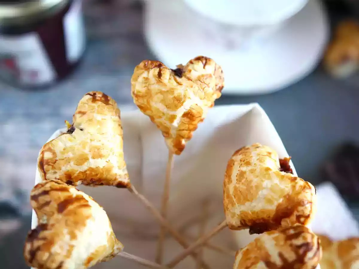 Extra knusprige Blätterteig-Herzen-Pie-Pops mit Himbeere und Schokolade - foto 3