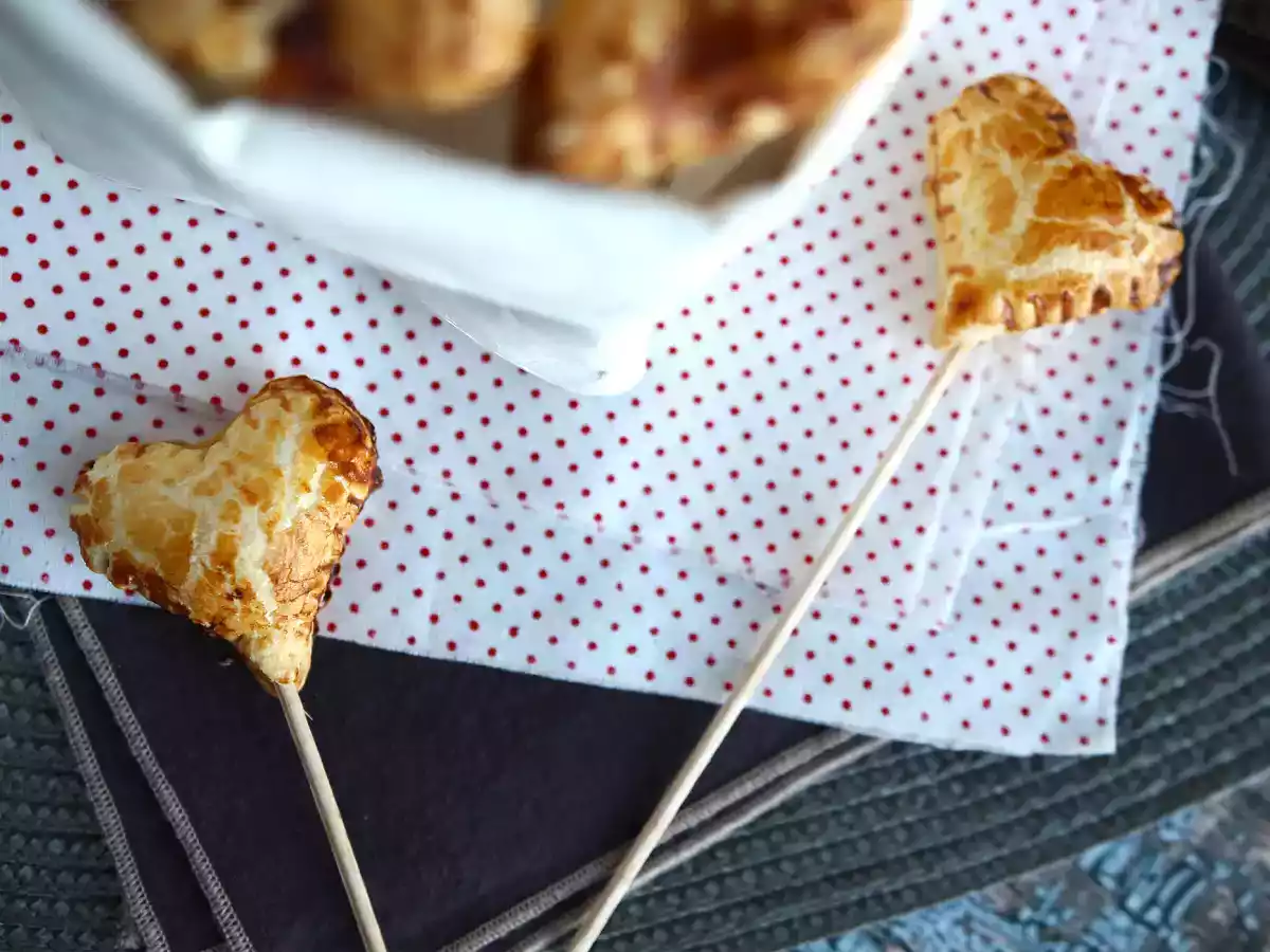 Extra knusprige Blätterteig-Herzen-Pie-Pops mit Himbeere und Schokolade - foto 4