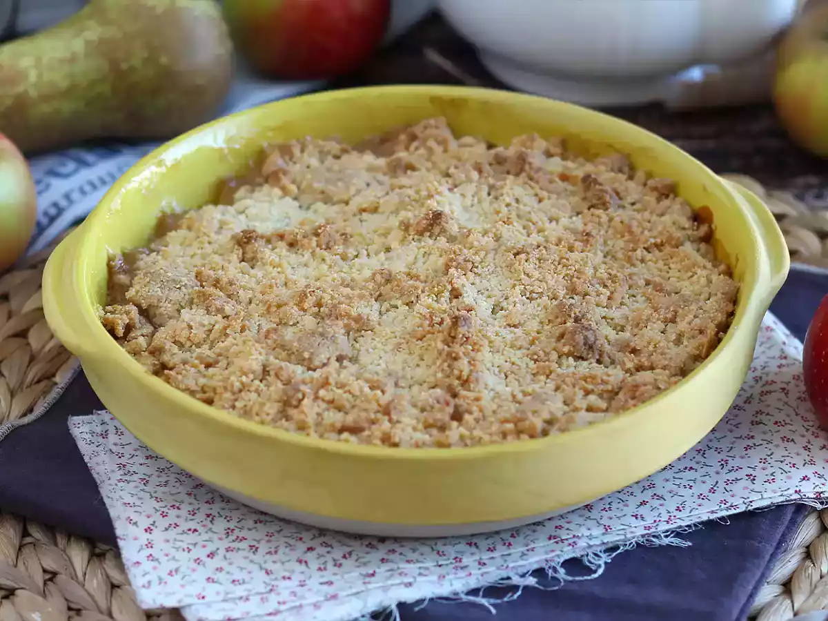Extra knuspriger und zartschmelzender Apfel-Birnen-Crumble