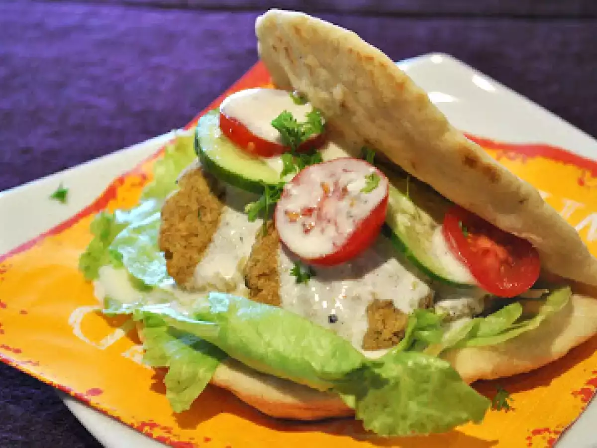 Falafel aus dem Ofen im Pita-Fladen