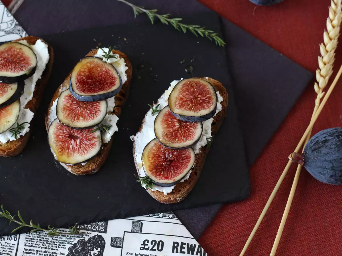 Feigen-Crostini mit Ziegenfrischkäse, Honig und Rosmarin