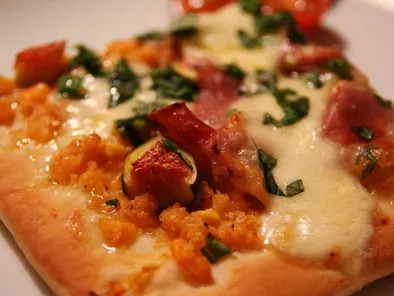 Feigen-kürbis-pizza mit prosciutto