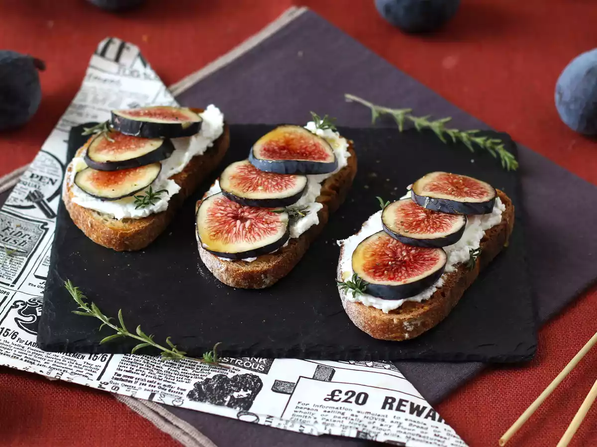 Feigenschnitten, Ziegenfrischkäse, Honig und Rosmarin - foto 2