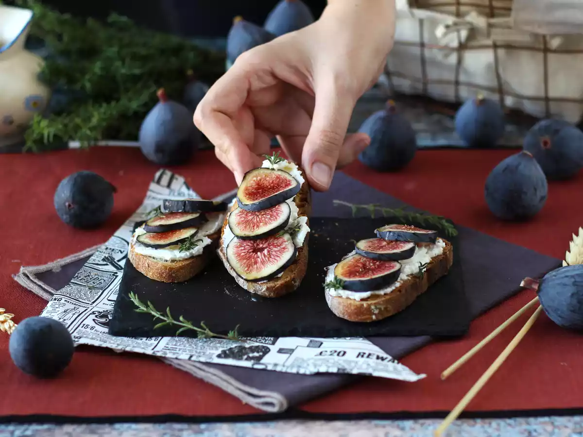 Feigenschnitten, Ziegenfrischkäse, Honig und Rosmarin - foto 3