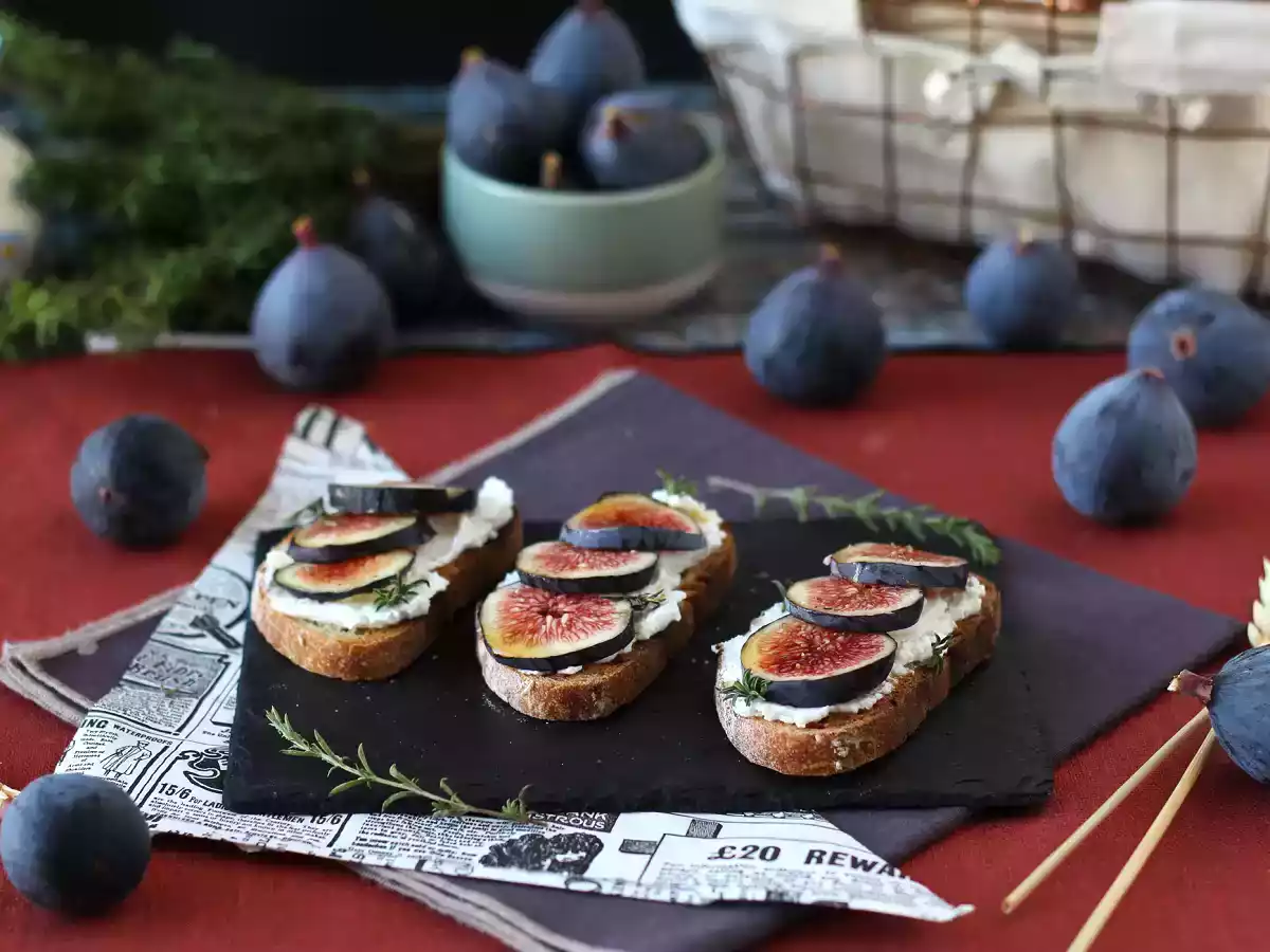 Feigenschnitten, Ziegenfrischkäse, Honig und Rosmarin - foto 6