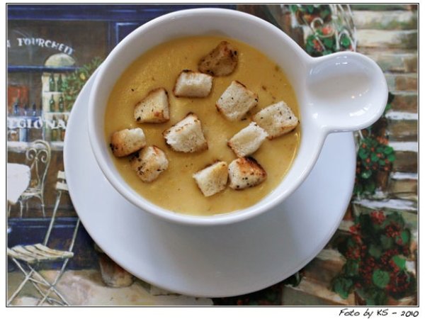 Feine kartoffelsuppe mit croûtons