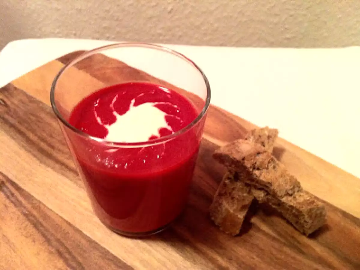 Feine Rote-Bete-Suppe mit Meerrettich-Crème-fraîche