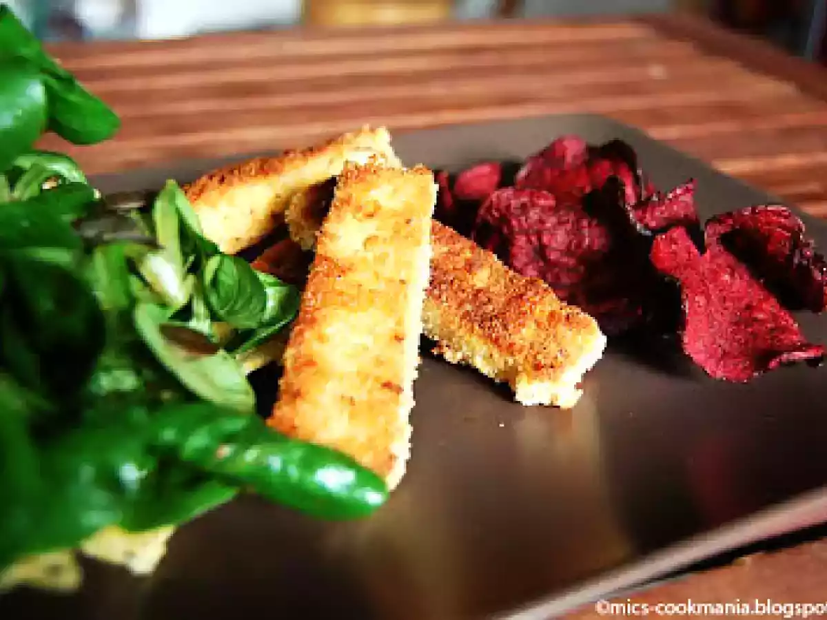 Feldsalat in Käseschale mit paniertem Tofu und rote Beete-Chips