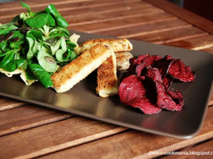 Feldsalat in Käseschale mit paniertem Tofu und rote Beete-Chips - foto 2