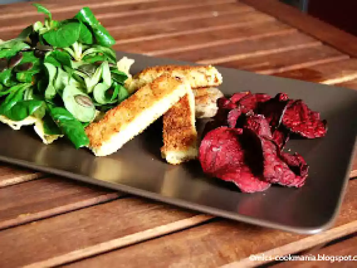 Feldsalat in Käseschale mit paniertem Tofu und rote Beete-Chips - foto 2