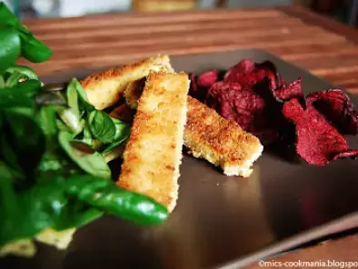 Feldsalat in Käseschale mit paniertem Tofu und rote Beete-Chips