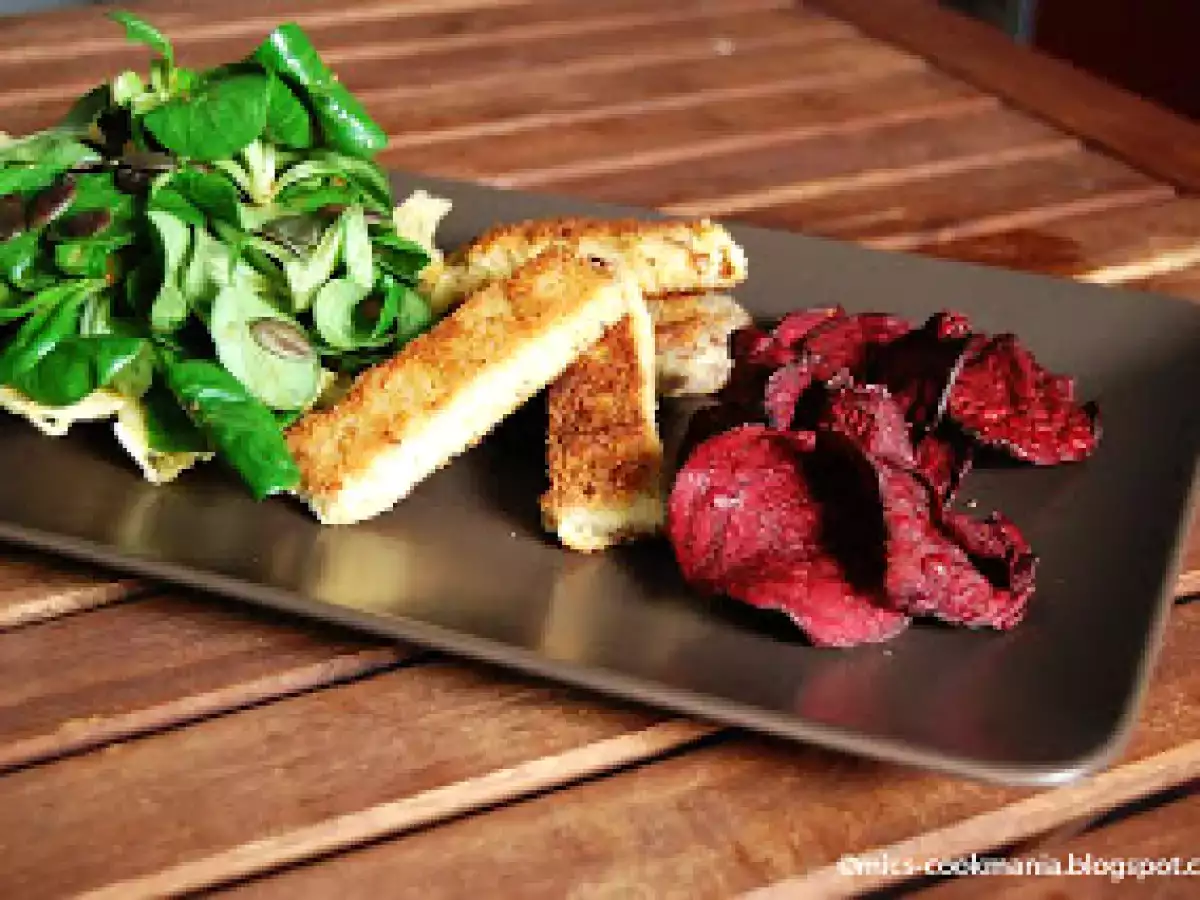 Feldsalat in Käseschale mit paniertem Tofu und Rote-Bete-Chips - foto 2