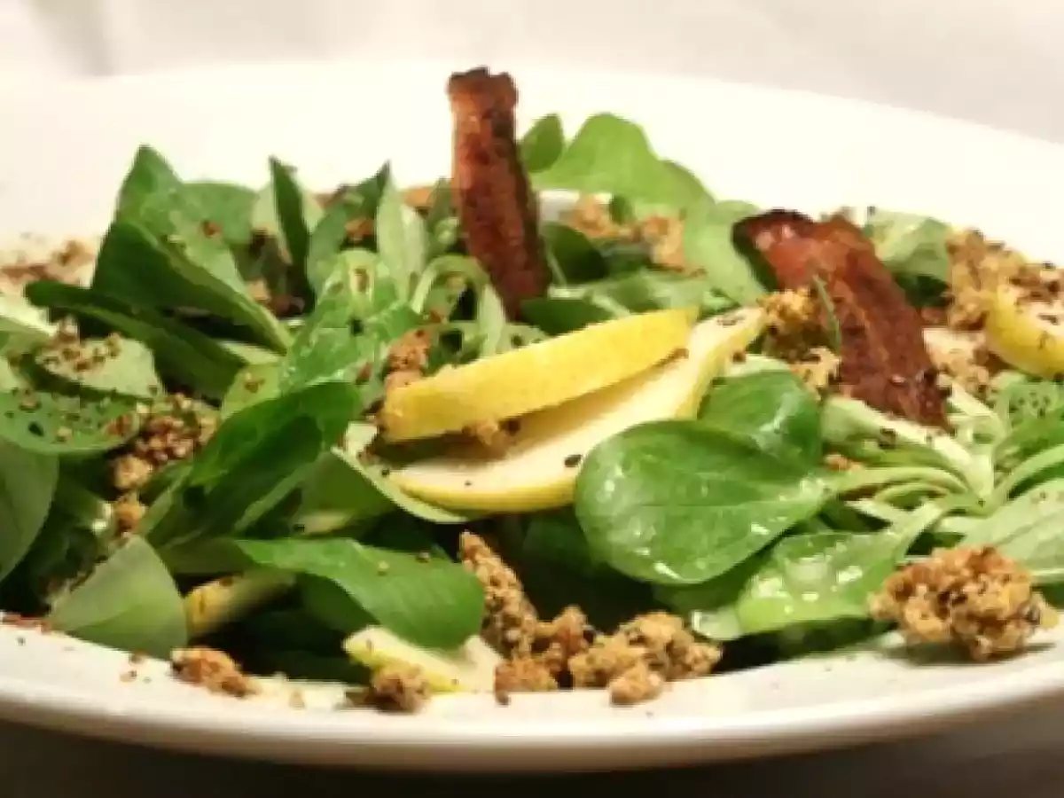 Feldsalat mit Birnen-Vinaigrette, zerkleinerten Speck und Sesam