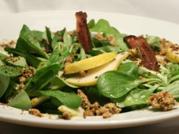 Feldsalat mit birnen-vinaigrette, zerkleinerten speck und sesam ... Feldsalat mit birnen-vinaigrette, zerkleinerten speck und sesam ...