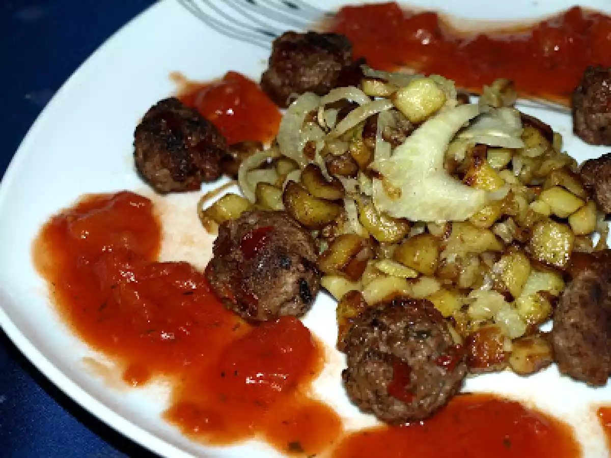 Fenchel-Bratkartoffeln mit Hackbällchen und Tomatensoße