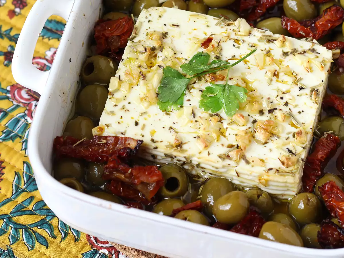 Feta aus dem Ofen mit getrockneten Tomaten und Oliven nach mediterraner Art - foto 2