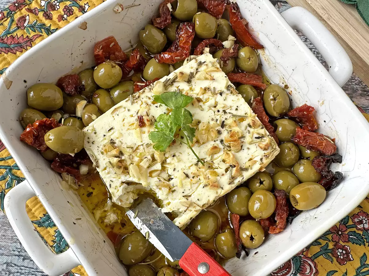 Feta aus dem Ofen mit getrockneten Tomaten und Oliven nach mediterraner Art - foto 3